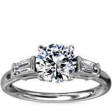 鉑金三石尖頂長方形鑽石訂婚戒指（1/4 克拉總重量）